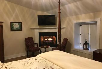 Canemount Plantation Inn allows 18 year olds to book a room