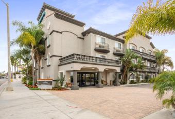 The Hotel Oceanside allows 18 year olds to book a room