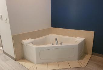 Comfort Inn & Suites has rooms with a private hot tub