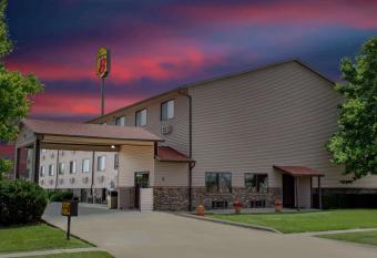 Super 8 by Wyndham Normal Bloomington allows 18 year olds to book a room