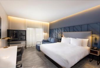 Courtyard by Marriott San Jose Escazu has rooms with a private hot tub