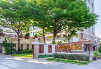 Lasalle Suites Hotel & Residence has rooms with a private hot tub