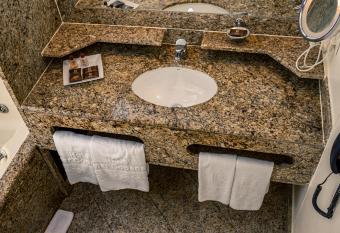 Riale Vilamar Copacabana has rooms with a private hot tub