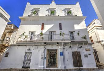 La Casa de la Favorita allows 18 year olds to book a room