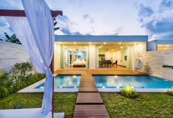 The Daha Luxury Villas has rooms with a private hot tub