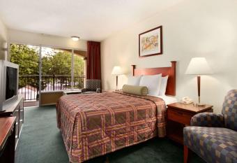 Travelodge by Wyndham Waukegan Gurnee has Smoking rooms