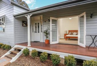 Wine Country Cottage located right at the Hunter Valley gateway, close to everything has Balcony rooms