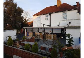 Swan Inn, Heathrow Airport allows 18 year olds to book a room