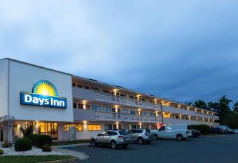 Days Inn by Wyndham Monmouth Junction/S Brunswick/Princeton has Smoking rooms