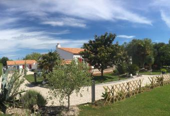 Les chambres du roc has Balcony rooms