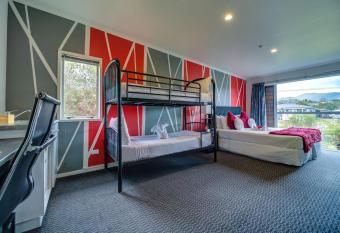 Silver Fern Lodge has Balcony rooms