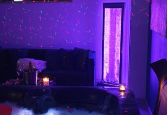 Suite jacuzzi  allows 18 year olds to book a room