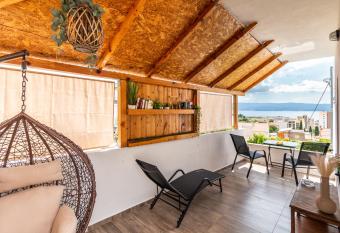 Seaview Apartman has Balcony rooms