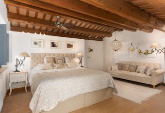 Can Font de Muntanya Turisme Rural allows 18 year olds to book a room