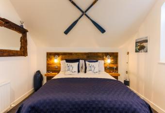 The Lighthouse Penthouse, Studio and Holiday Home has Balcony rooms