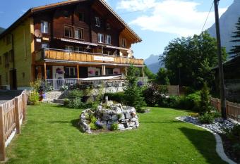 Esthers Guesthouse has Balcony rooms