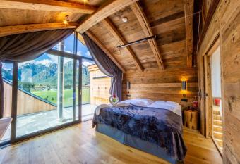 Hotel Rosengarten has rooms with a private hot tub