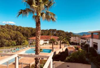 Les Parasols d Argens allows 18 year olds to book a room