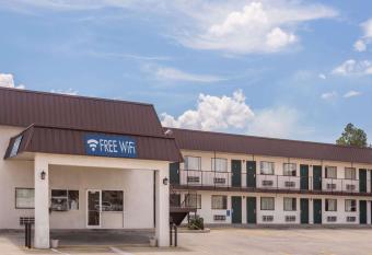 Travelodge by Wyndham Cordele has Smoking rooms
