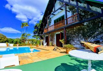 Paraiso dentro da cidade allows 18 year olds to book a room