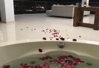 Suites La Gloria Alojamiento independiente allows 18 year olds to book a room