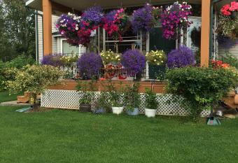 Fishhook Sunrise B&B has rooms with a private hot tub