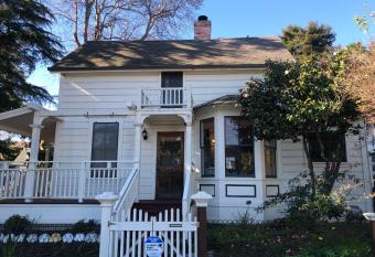 Santa Cruz Hostel has Balcony rooms