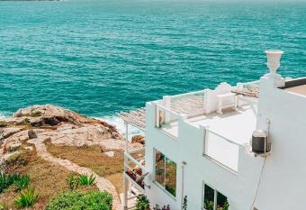 Casa Grega allows 18 year olds to book a room