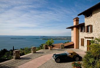 Dimora Bolsone allows 18 year olds to book a room