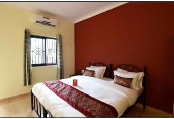 Friends clubhouse 2 Near La Calypso hotel has Balcony rooms