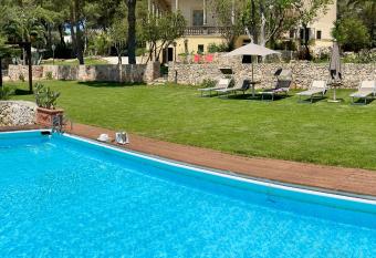 Villa Scinata Dimora Storica allows 18 year olds to book a room