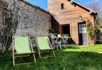 Honfleur    deux allows 18 year olds to book a room