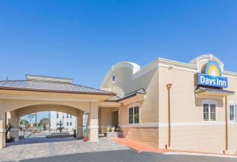 Days Inn by Wyndham Pensacola o Historic Downtown has Smoking rooms