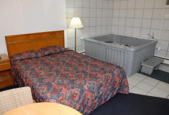 Bay Motel By OYO Bay City has rooms with a private hot tub