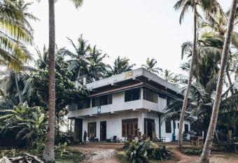 Surf Home Stay Hiriketiya has Balcony rooms