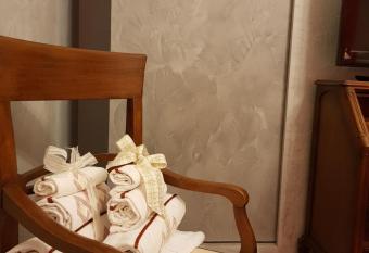 Il Sasso Bianco has rooms with a private hot tub