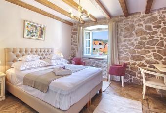 Villa Princess Captislava has rooms with a private hot tub