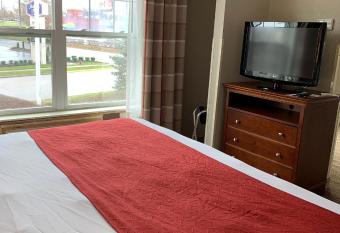 Country Inn & Suites by Radisson has rooms with a private hot tub