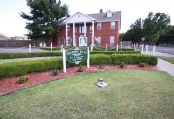 Woodrow House Bed and Breakfast has rooms with a private hot tub