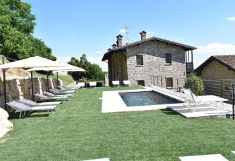 Cascina Belved   has rooms with a private hot tub