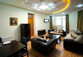 Panorama Villa Lux Hotel has rooms with a private hot tub