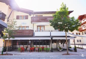 Appartments Alpina has Balcony rooms