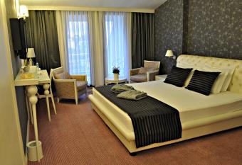 Hotel Edirne Palace has rooms with a private hot tub