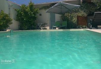 Chambre direct piscine allows 18 year olds to book a room