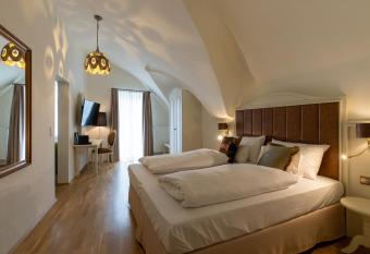 Amedia Plaza Wels, Trademark Collection by Wyndham allows 18 year olds to book a room