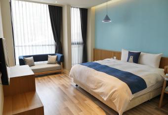 See Moon Homestay has rooms with a private hot tub