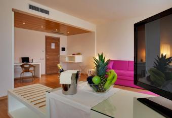 Best Western Plus Leone di Messapia Hotel & Conference has rooms with a private hot tub