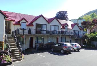 Owens Motel allows 18 year olds to book a room