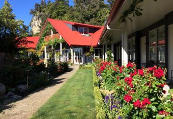 Ratanui Lodge allows 18 year olds to book a room