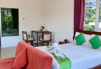 Lanta Just Come Hotel has Balcony rooms